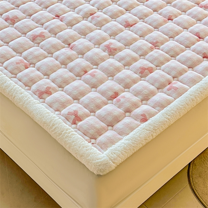 91家纺网 家纺一手货源 找家纺 喜居 2025新款A类水晶边牛奶绒夹棉床褥垫 粉粉格