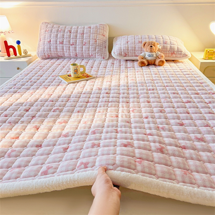 91家纺网 家纺一手货源 找家纺 喜居 2025新款A类水晶边牛奶绒夹棉床褥垫 粉粉格