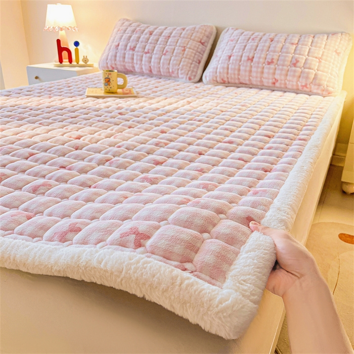 91家纺网 家纺一手货源 找家纺 喜居 2025新款A类水晶边牛奶绒夹棉床褥垫 粉粉格