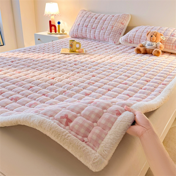 91家纺网 家纺一手货源 找家纺 喜居 2025新款A类水晶边牛奶绒夹棉床褥垫 粉粉格