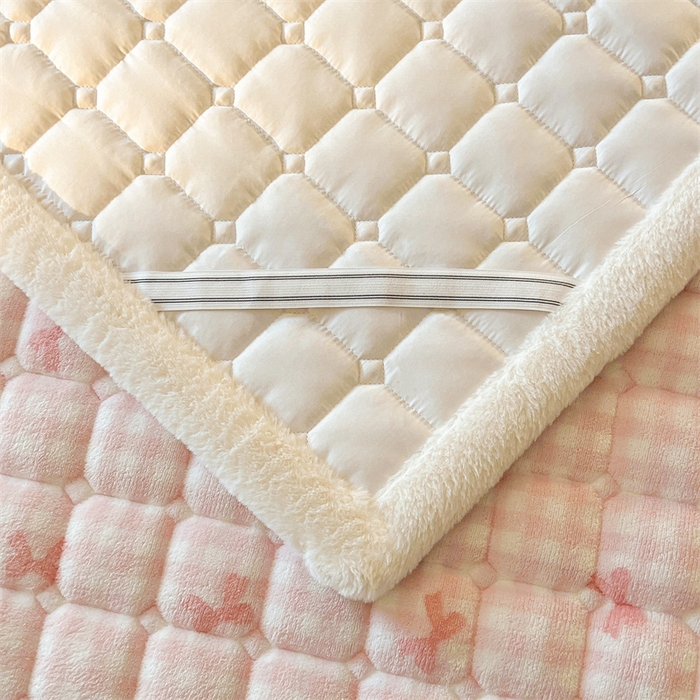 91家纺网 家纺一手货源 找家纺 喜居 2025新款A类水晶边牛奶绒夹棉床褥垫 粉粉格