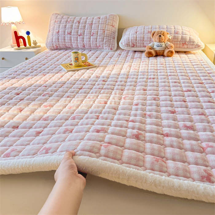 91家纺网 家纺一手货源 找家纺 喜居 2025新款A类水晶边牛奶绒夹棉床褥垫 粉粉格