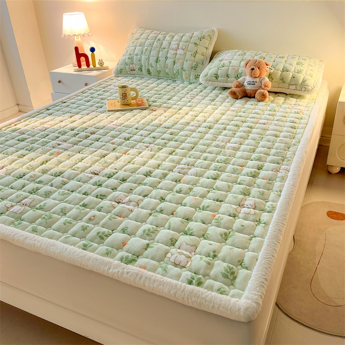 91家纺网 家纺一手货源 找家纺 喜居 2025新款A类水晶边牛奶绒夹棉床褥垫 花丛小汪