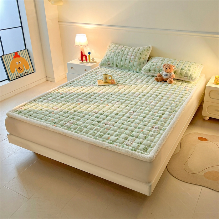 91家纺网 家纺一手货源 找家纺 喜居 2025新款A类水晶边牛奶绒夹棉床褥垫 花丛小汪