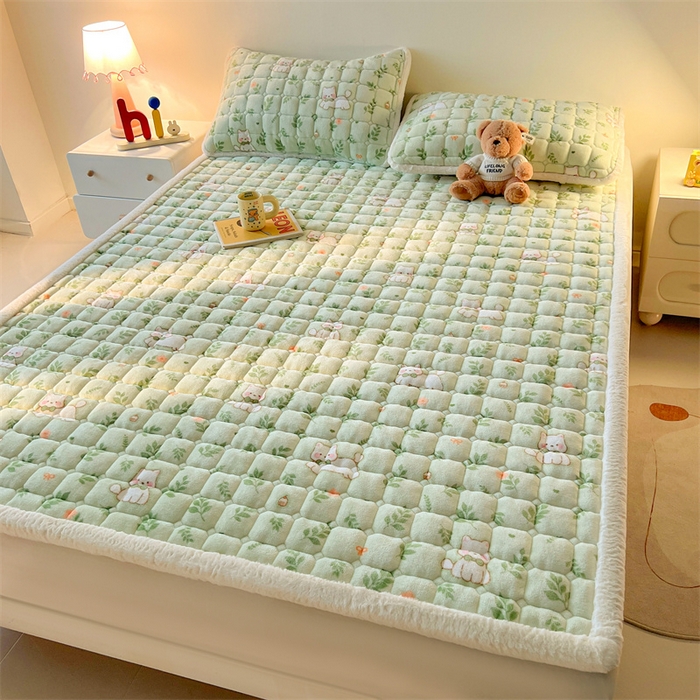 91家纺网 家纺一手货源 找家纺 喜居 2025新款A类水晶边牛奶绒夹棉床褥垫 花丛小汪