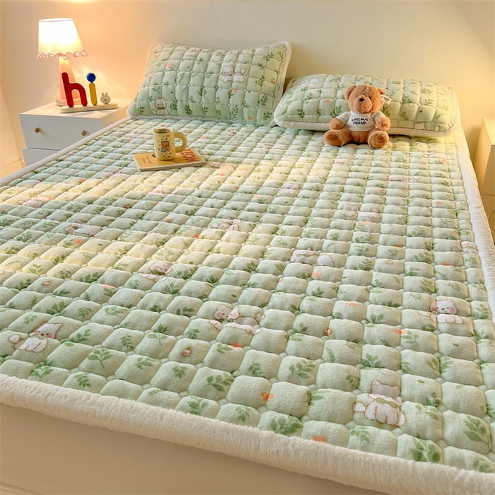 91家纺网 家纺一手货源 找家纺 喜居 2025新款A类水晶边牛奶绒夹棉床褥垫 花丛小汪