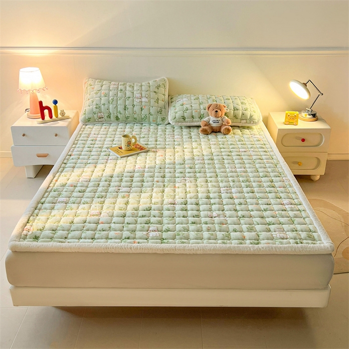 91家纺网 家纺一手货源 找家纺 喜居 2025新款A类水晶边牛奶绒夹棉床褥垫 花丛小汪