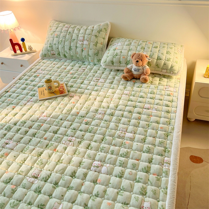 91家纺网 家纺一手货源 找家纺 喜居 2025新款A类水晶边牛奶绒夹棉床褥垫 花丛小汪