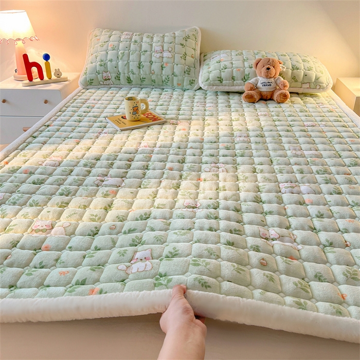 91家纺网 家纺一手货源 找家纺 喜居 2025新款A类水晶边牛奶绒夹棉床褥垫 花丛小汪