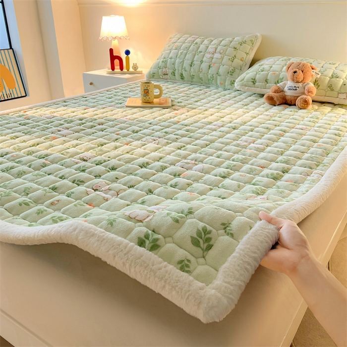 91家纺网 家纺一手货源 找家纺 喜居 2025新款A类水晶边牛奶绒夹棉床褥垫 花丛小汪