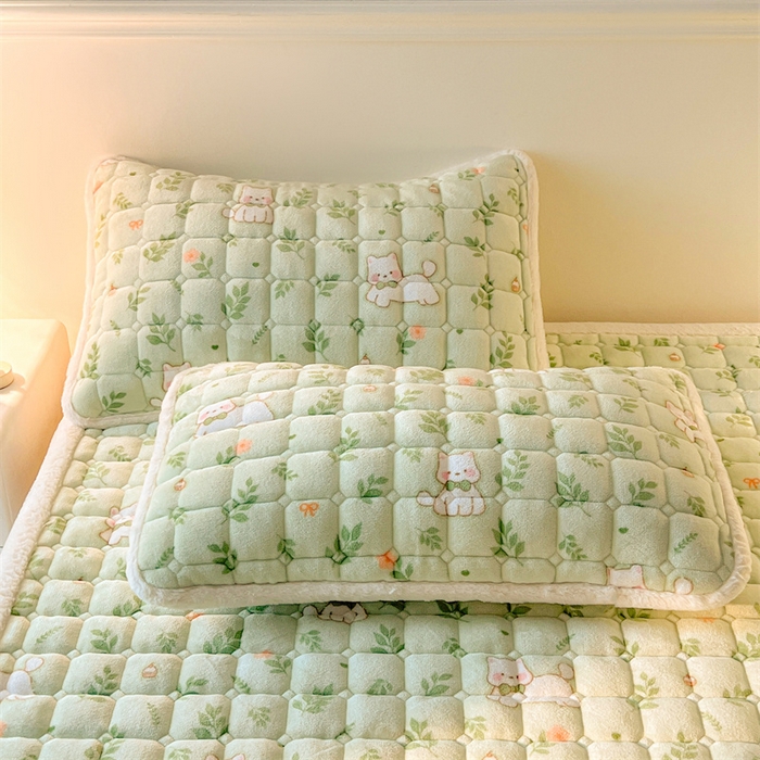 91家纺网 家纺一手货源 找家纺 喜居 2025新款A类水晶边牛奶绒夹棉床褥垫 花丛小汪