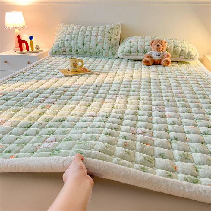 91家纺网 家纺一手货源 找家纺 喜居 2025新款A类水晶边牛奶绒夹棉床褥垫 花丛小汪