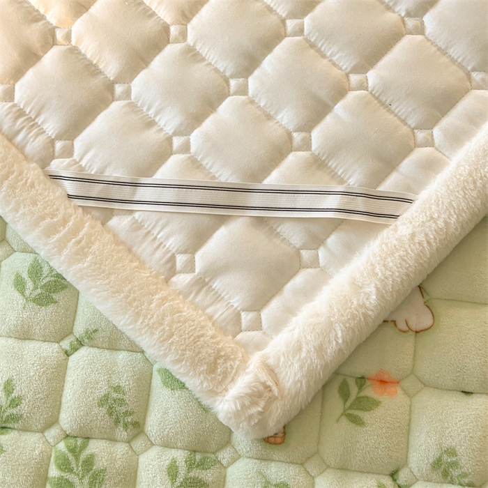 91家纺网 家纺一手货源 找家纺 喜居 2025新款A类水晶边牛奶绒夹棉床褥垫 花丛小汪