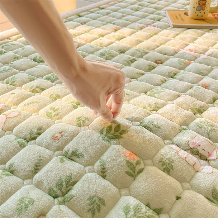 91家纺网 家纺一手货源 找家纺 喜居 2025新款A类水晶边牛奶绒夹棉床褥垫 花丛小汪