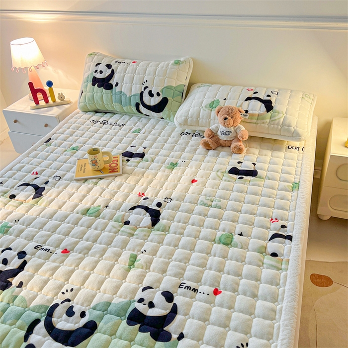 91家纺网 家纺一手货源 找家纺 喜居 2025新款A类水晶边牛奶绒夹棉床褥垫 欢乐熊猫