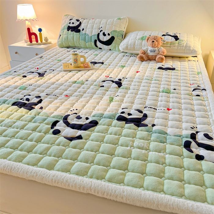 91家纺网 家纺一手货源 找家纺 喜居 2025新款A类水晶边牛奶绒夹棉床褥垫 欢乐熊猫