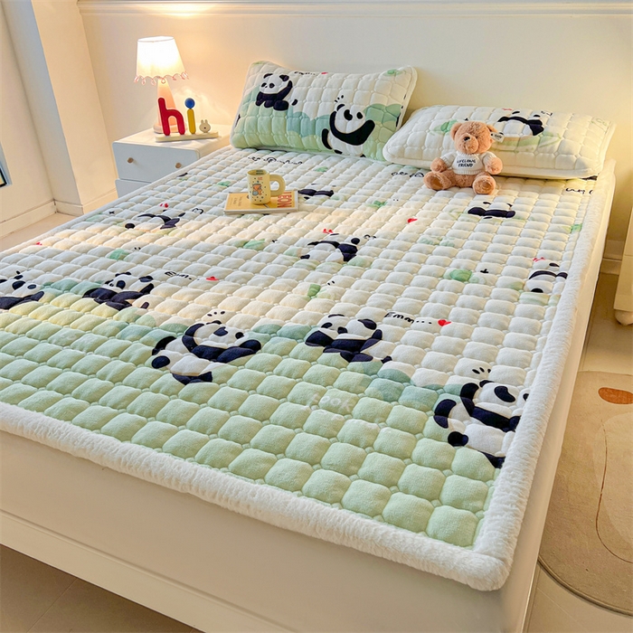 91家纺网 家纺一手货源 找家纺 喜居 2025新款A类水晶边牛奶绒夹棉床褥垫 欢乐熊猫