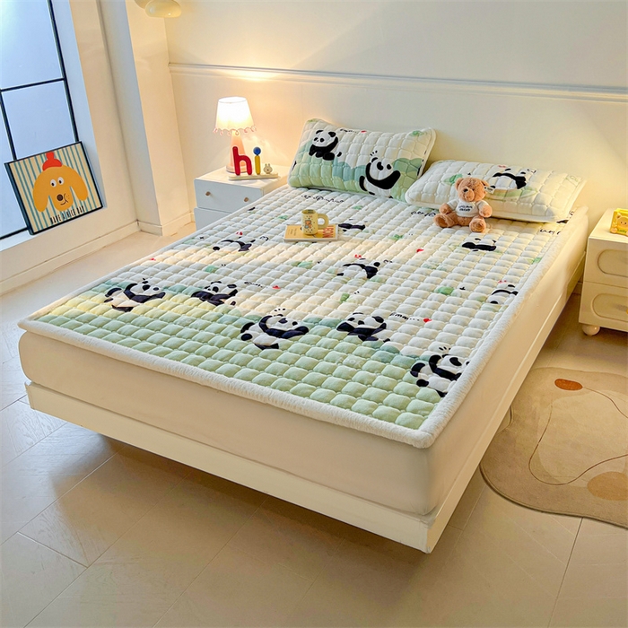 91家纺网 家纺一手货源 找家纺 喜居 2025新款A类水晶边牛奶绒夹棉床褥垫 欢乐熊猫