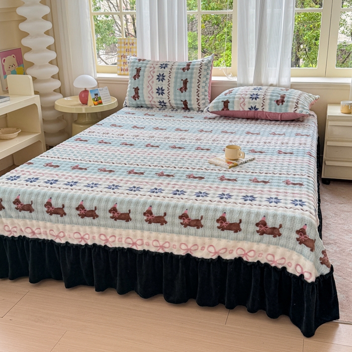 91家纺网 家纺一手货源 找家纺 爱多多家居 2025新款兔兔泡泡牛奶绒床裙单品床裙床裙单件三件套 床裙-快乐小狗