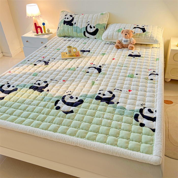 91家纺网 家纺一手货源 找家纺 喜居 2025新款A类水晶边牛奶绒夹棉床褥垫 欢乐熊猫