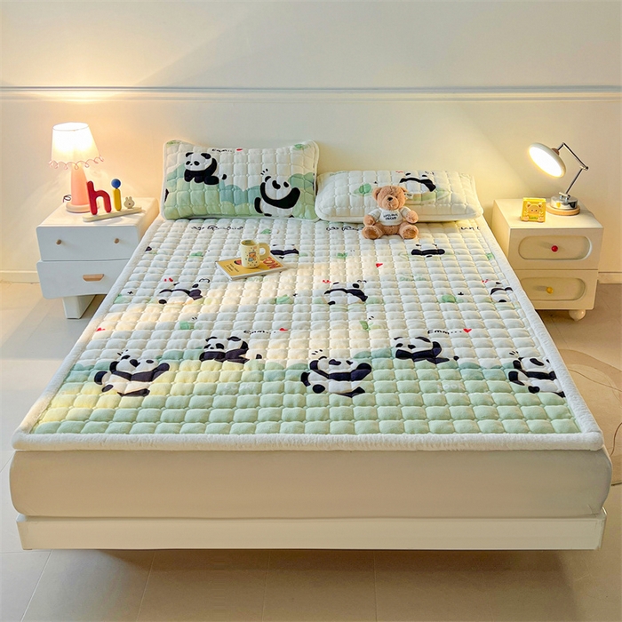 91家纺网 家纺一手货源 找家纺 喜居 2025新款A类水晶边牛奶绒夹棉床褥垫 欢乐熊猫