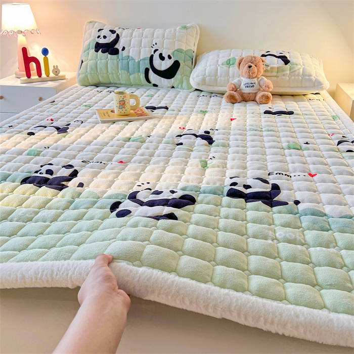 91家纺网 家纺一手货源 找家纺 喜居 2025新款A类水晶边牛奶绒夹棉床褥垫 欢乐熊猫