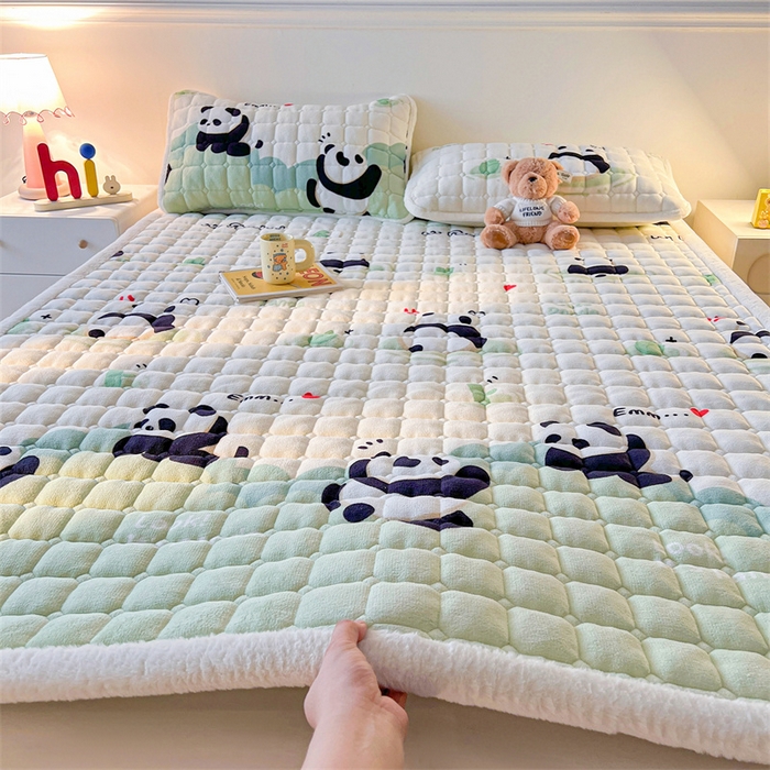 91家纺网 家纺一手货源 找家纺 喜居 2025新款A类水晶边牛奶绒夹棉床褥垫 欢乐熊猫