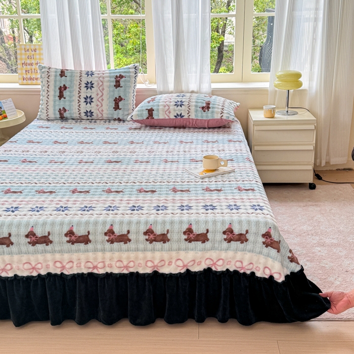 91家纺网 家纺一手货源 找家纺 爱多多家居 2025新款兔兔泡泡牛奶绒床裙单品床裙床裙单件三件套 床裙-快乐小狗