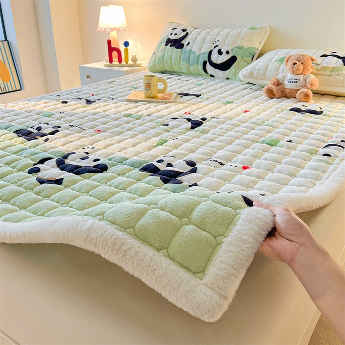 91家纺网 家纺一手货源 找家纺 喜居 2025新款A类水晶边牛奶绒夹棉床褥垫 欢乐熊猫