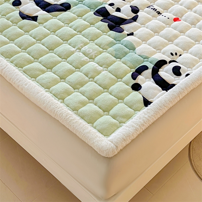 91家纺网 家纺一手货源 找家纺 喜居 2025新款A类水晶边牛奶绒夹棉床褥垫 欢乐熊猫