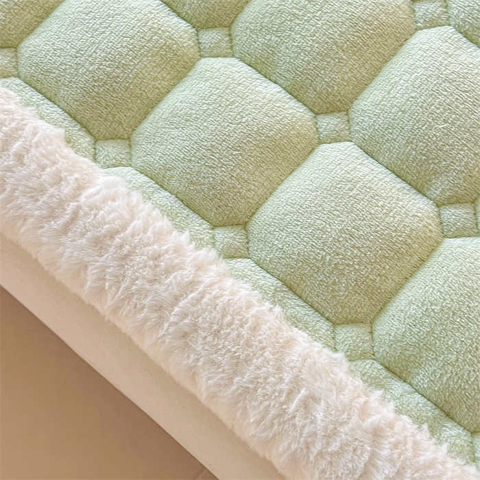 91家纺网 家纺一手货源 找家纺 喜居 2025新款A类水晶边牛奶绒夹棉床褥垫 欢乐熊猫