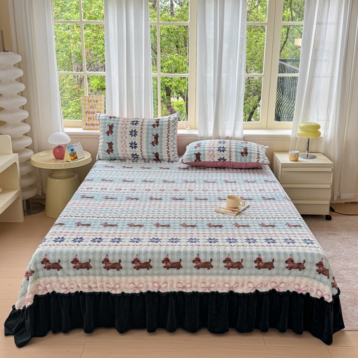 91家纺网 家纺一手货源 找家纺 爱多多家居 2025新款兔兔泡泡牛奶绒床裙单品床裙床裙单件三件套 床裙-快乐小狗