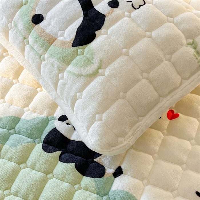 91家纺网 家纺一手货源 找家纺 喜居 2025新款A类水晶边牛奶绒夹棉床褥垫 欢乐熊猫