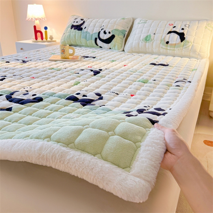 91家纺网 家纺一手货源 找家纺 喜居 2025新款A类水晶边牛奶绒夹棉床褥垫 欢乐熊猫