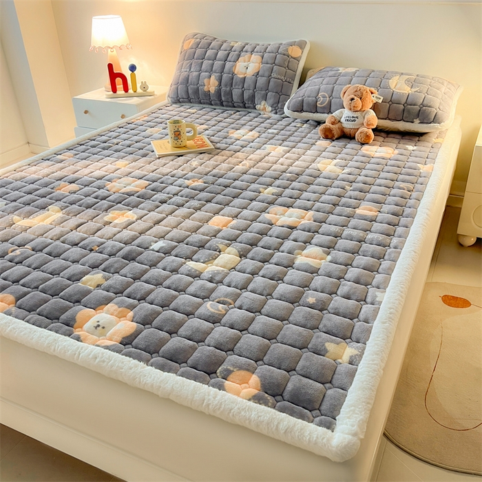 91家纺网 家纺一手货源 找家纺 喜居 2025新款A类水晶边牛奶绒夹棉床褥垫 可爱狮子