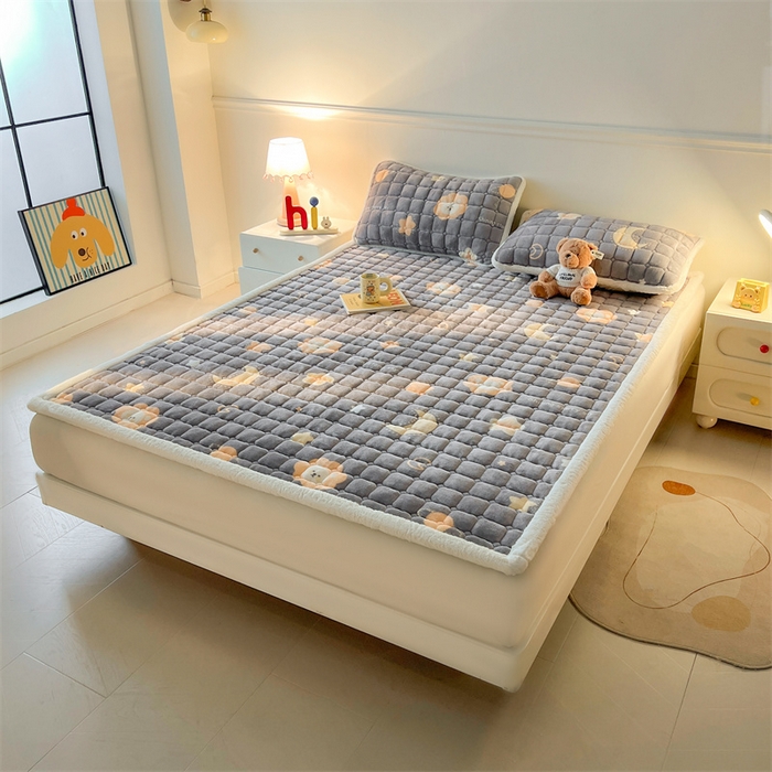 91家纺网 家纺一手货源 找家纺 喜居 2025新款A类水晶边牛奶绒夹棉床褥垫 可爱狮子