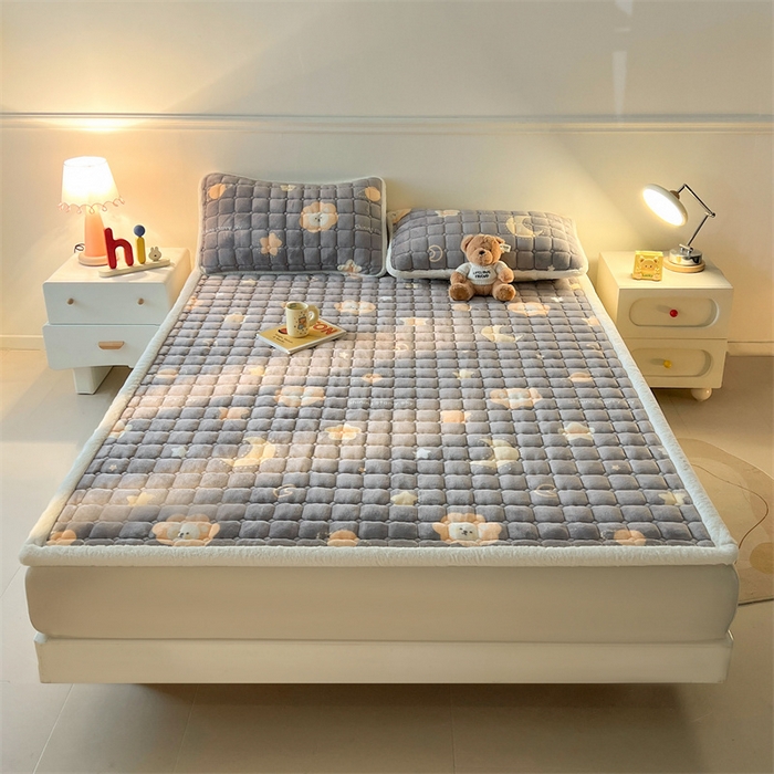 91家纺网 家纺一手货源 找家纺 喜居 2025新款A类水晶边牛奶绒夹棉床褥垫 可爱狮子