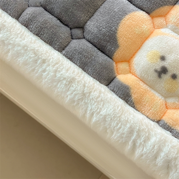 91家纺网 家纺一手货源 找家纺 喜居 2025新款A类水晶边牛奶绒夹棉床褥垫 可爱狮子