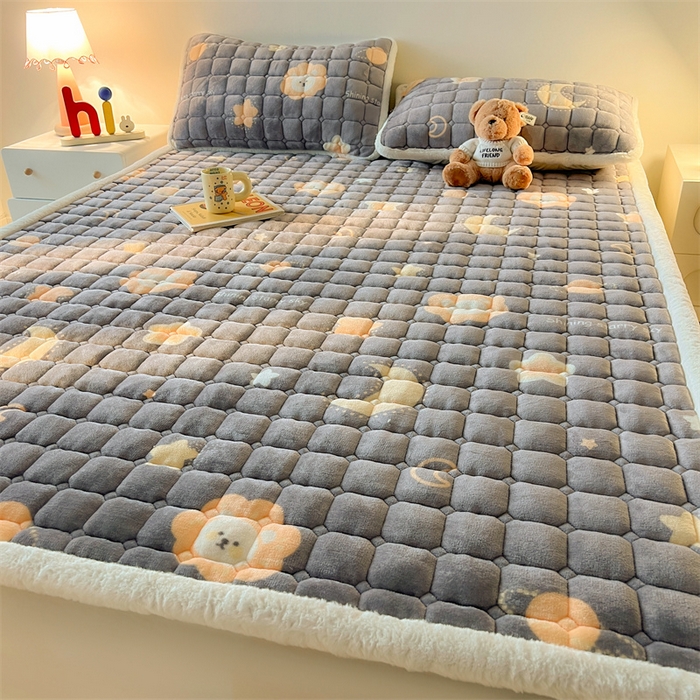 91家纺网 家纺一手货源 找家纺 喜居 2025新款A类水晶边牛奶绒夹棉床褥垫 可爱狮子