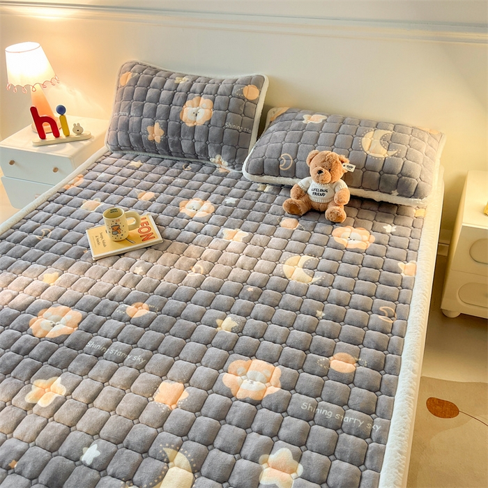 91家纺网 家纺一手货源 找家纺 喜居 2025新款A类水晶边牛奶绒夹棉床褥垫 可爱狮子