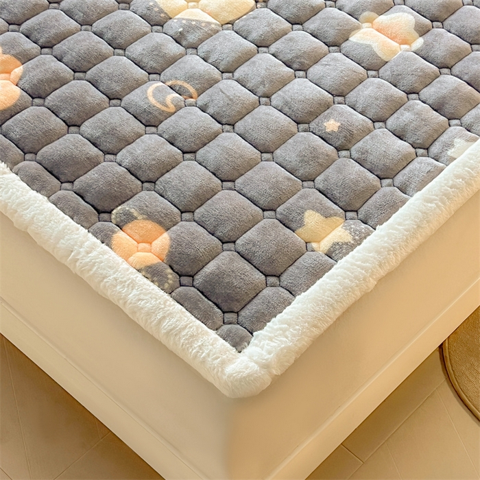 91家纺网 家纺一手货源 找家纺 喜居 2025新款A类水晶边牛奶绒夹棉床褥垫 可爱狮子