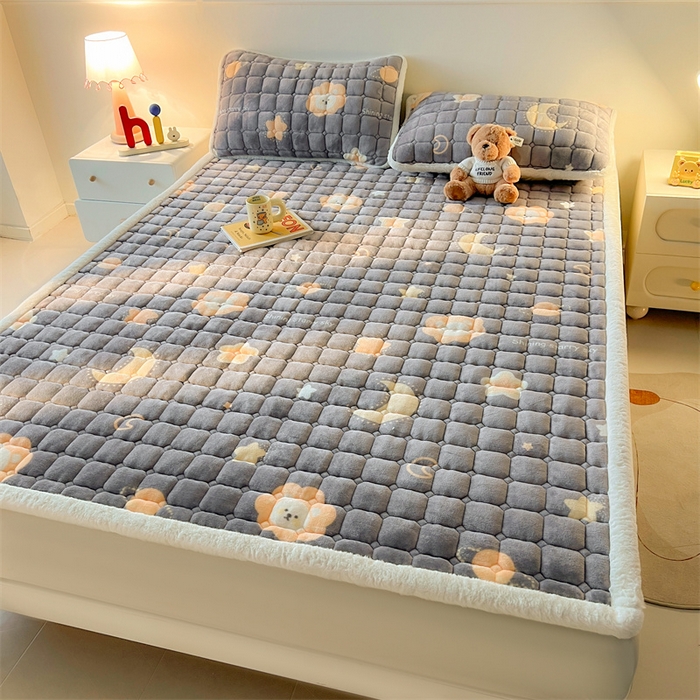 91家纺网 家纺一手货源 找家纺 喜居 2025新款A类水晶边牛奶绒夹棉床褥垫 可爱狮子