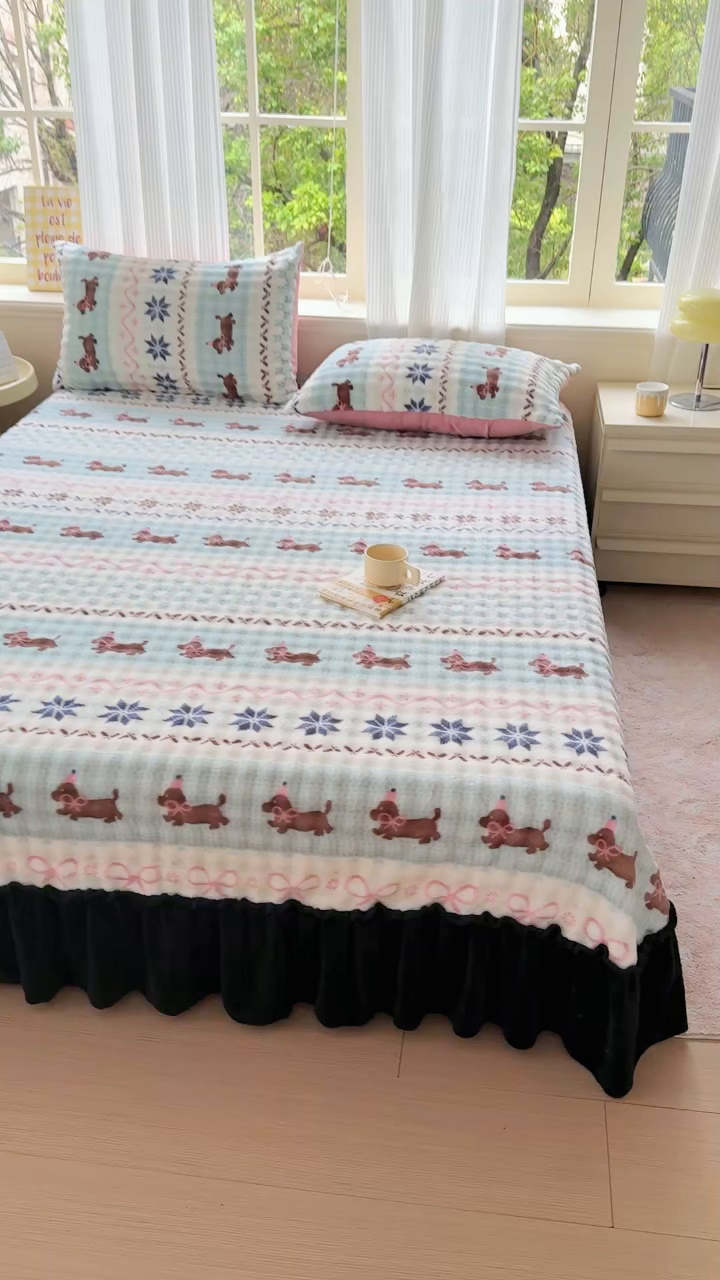 91家纺网 家纺一手货源 找家纺 爱多多家居 2025新款兔兔泡泡牛奶绒床裙单品床裙床裙单件三件套 床裙-快乐小狗