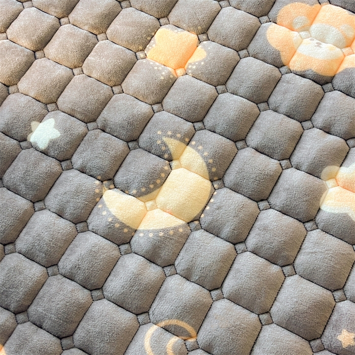 91家纺网 家纺一手货源 找家纺 喜居 2025新款A类水晶边牛奶绒夹棉床褥垫 可爱狮子