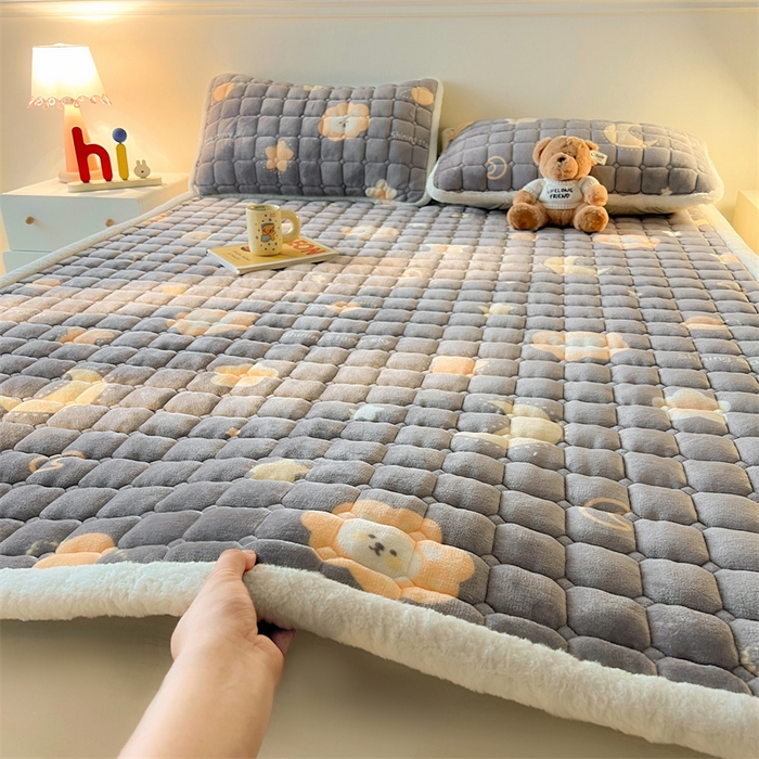 91家纺网 家纺一手货源 找家纺 喜居 2025新款A类水晶边牛奶绒夹棉床褥垫 可爱狮子