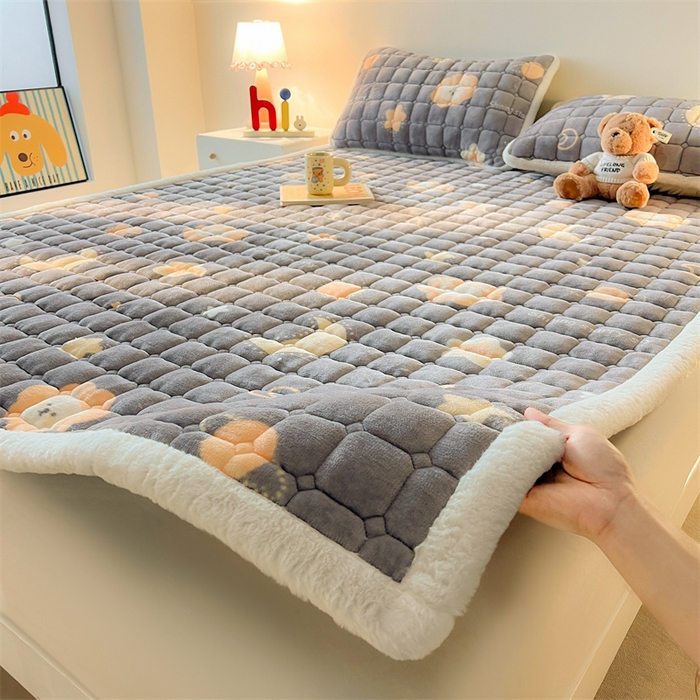 91家纺网 家纺一手货源 找家纺 喜居 2025新款A类水晶边牛奶绒夹棉床褥垫 可爱狮子