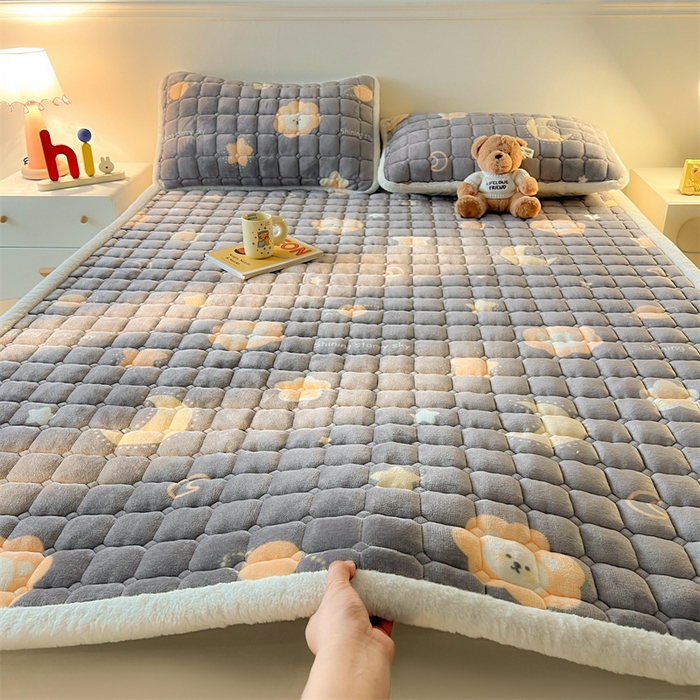 91家纺网 家纺一手货源 找家纺 喜居 2025新款A类水晶边牛奶绒夹棉床褥垫 可爱狮子