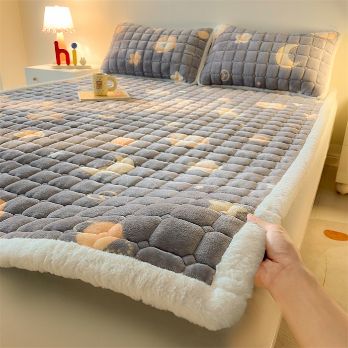 91家纺网 家纺一手货源 找家纺 喜居 2025新款A类水晶边牛奶绒夹棉床褥垫 可爱狮子