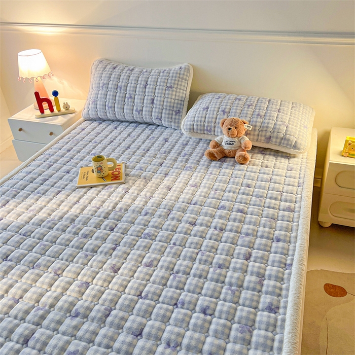 91家纺网 家纺一手货源 找家纺 喜居 2025新款A类水晶边牛奶绒夹棉床褥垫 兰格浅浅