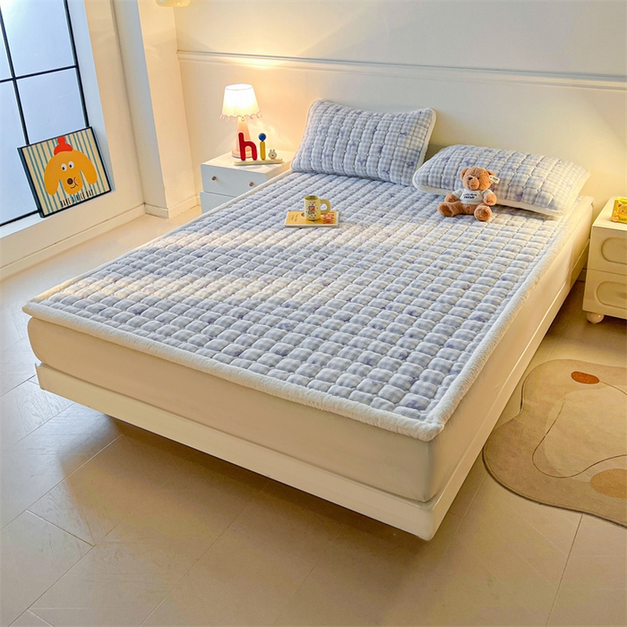 91家纺网 家纺一手货源 找家纺 喜居 2025新款A类水晶边牛奶绒夹棉床褥垫 兰格浅浅